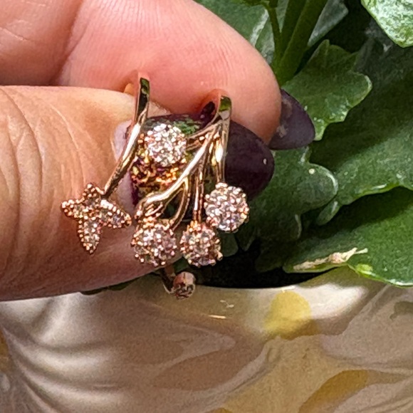 Rose gold ring with rhinestones butterfly floral look-adjustable - Picture 4 of 5